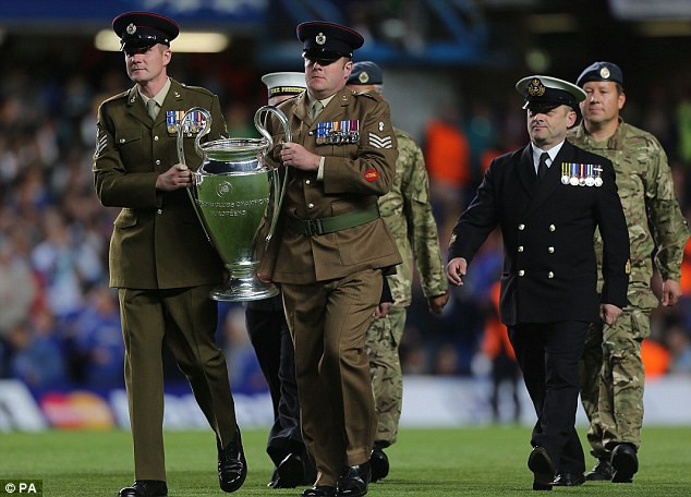 Chelsea 'thị uy' đối thủ bằng chiếc cúp Champions League.