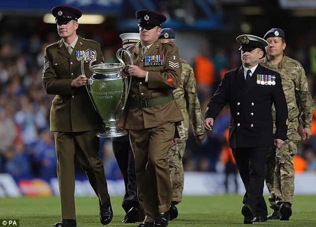 Chelsea 'thị uy' đối thủ bằng chiếc cúp Champions League.
