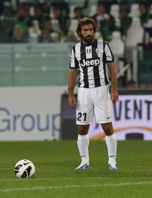 Pirlo đứng trước cú đá phạt trực tiếp. Pirlo đứng trước cú đá phạt trực tiếp.