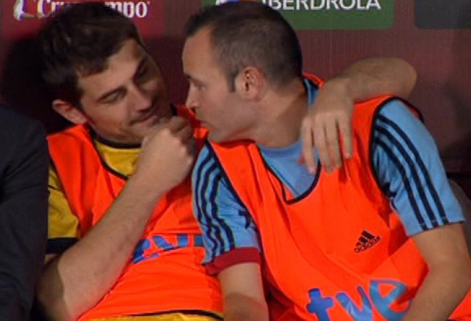 Phía ngoài sân, Casillas và Iniesta làm thân, mừng chiến thắng của đội nhà.