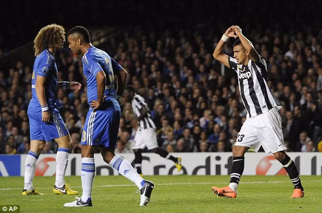 Vidal giúp Juve nuôi lại hi vọng có điểm.