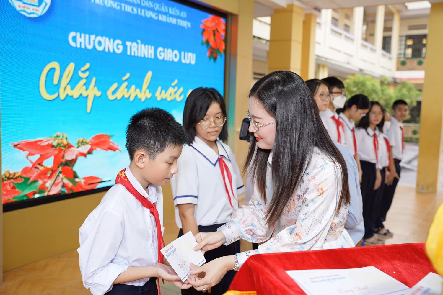 Em Nguyễn Thị Thạch Thảo trao tặng học sinh 60 suất quà ý nghĩa (Ảnh: LT) Em Nguyễn Thị Thạch Thảo trao tặng học sinh 60 suất quà ý nghĩa (Ảnh: LT)
