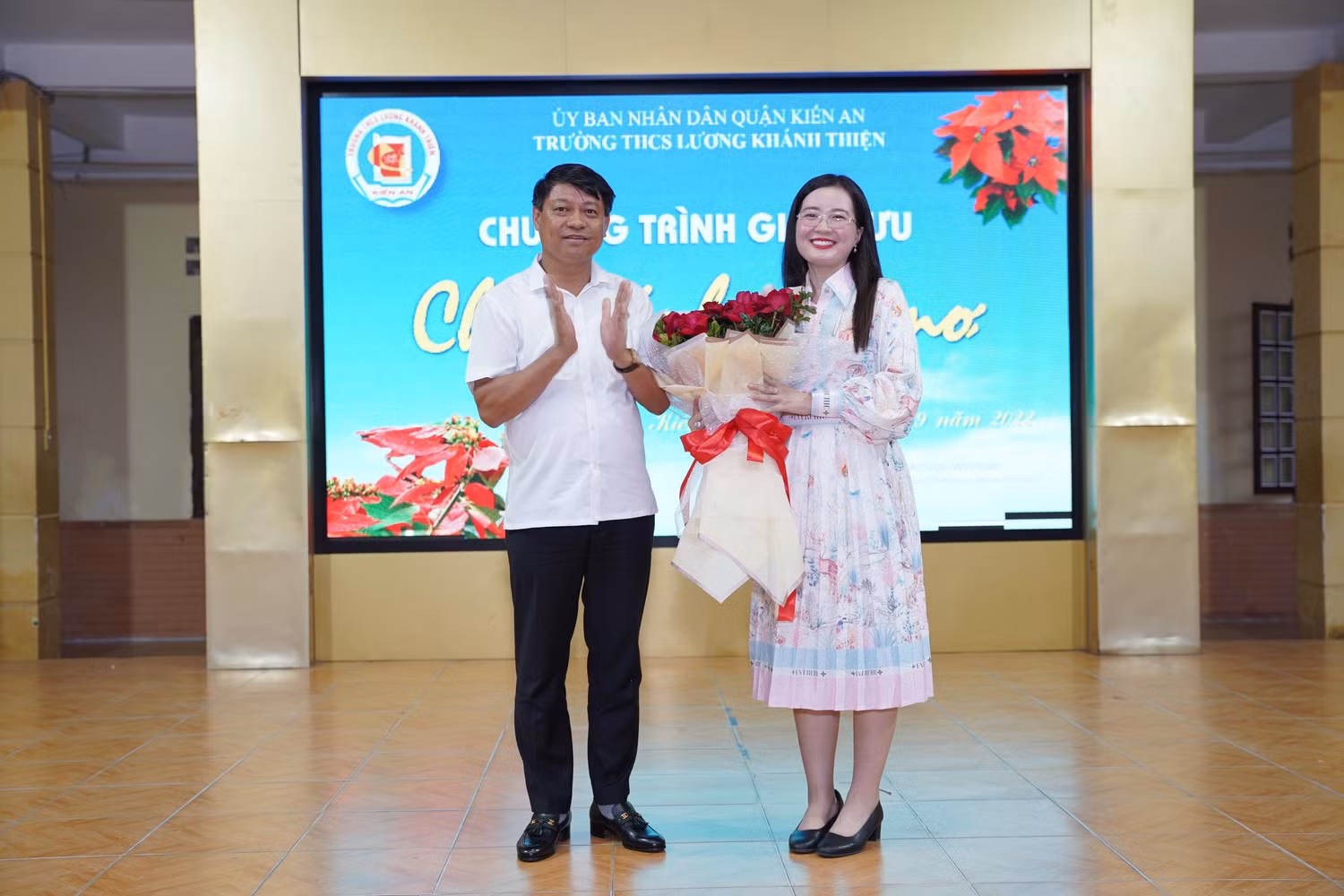 Ông Phạm Văn Khanh - Bí thư Quận uỷ Kiến An tặng hoa, chào đón em Nguyễn Thị Thạch Thảo trở về mái trường xưa (Ảnh: LT) Ông Phạm Văn Khanh - Bí thư Quận uỷ Kiến An tặng hoa, chào đón em Nguyễn Thị Thạch Thảo trở về mái trường xưa (Ảnh: LT)