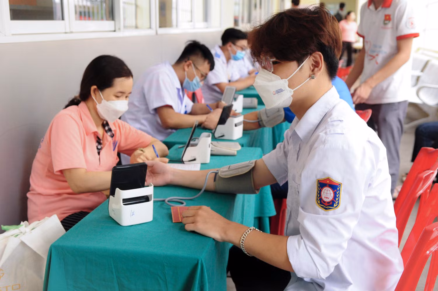 Trước khi hiến máu, các tình nguyện viên được khám sàng lọc cẩn thận (Ảnh: TK)