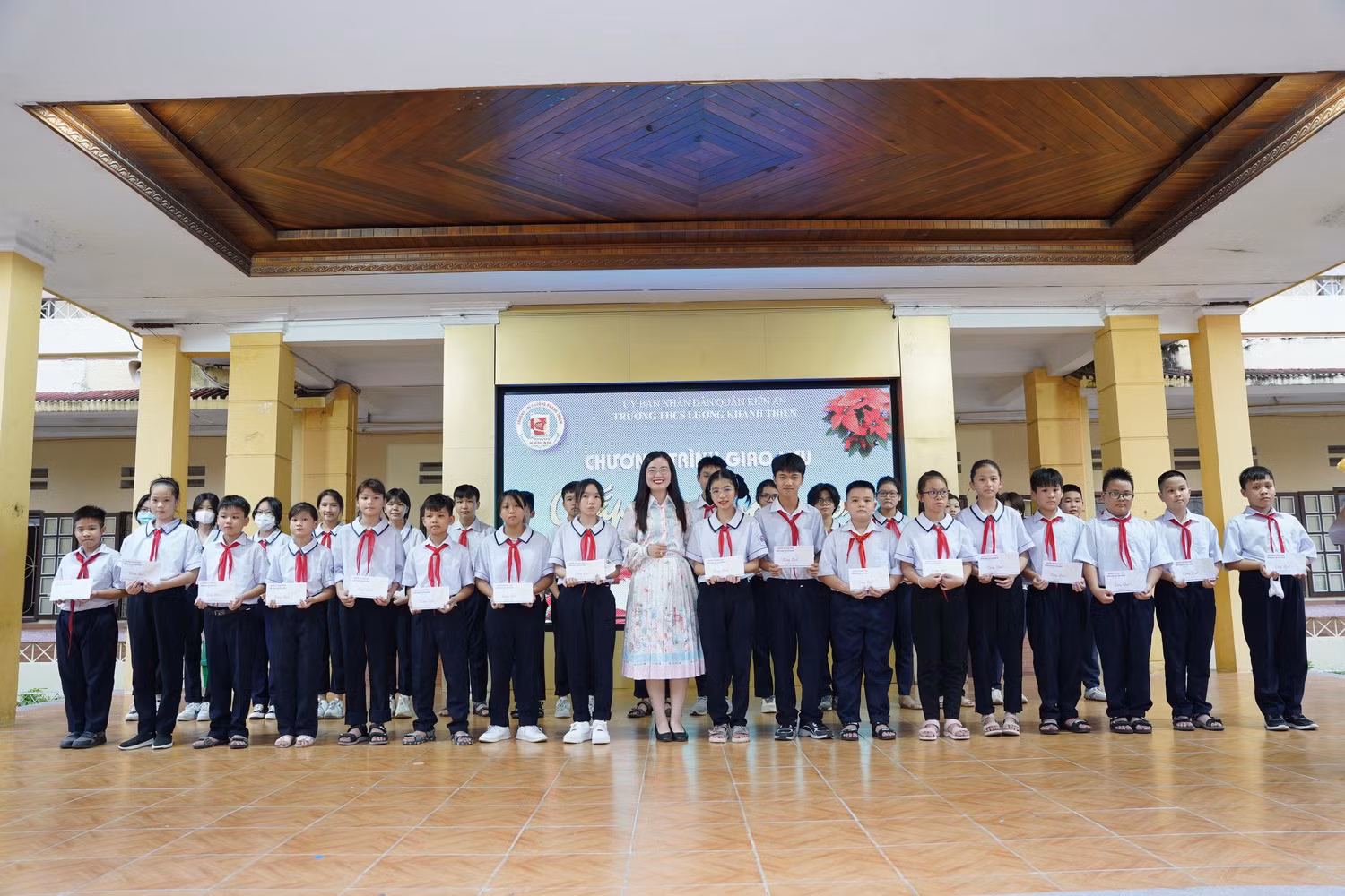 Em Nguyễn Thị Thạch Thảo trao quà tặng các em học sinh (Ảnh: LT) Em Nguyễn Thị Thạch Thảo trao quà tặng các em học sinh (Ảnh: LT)