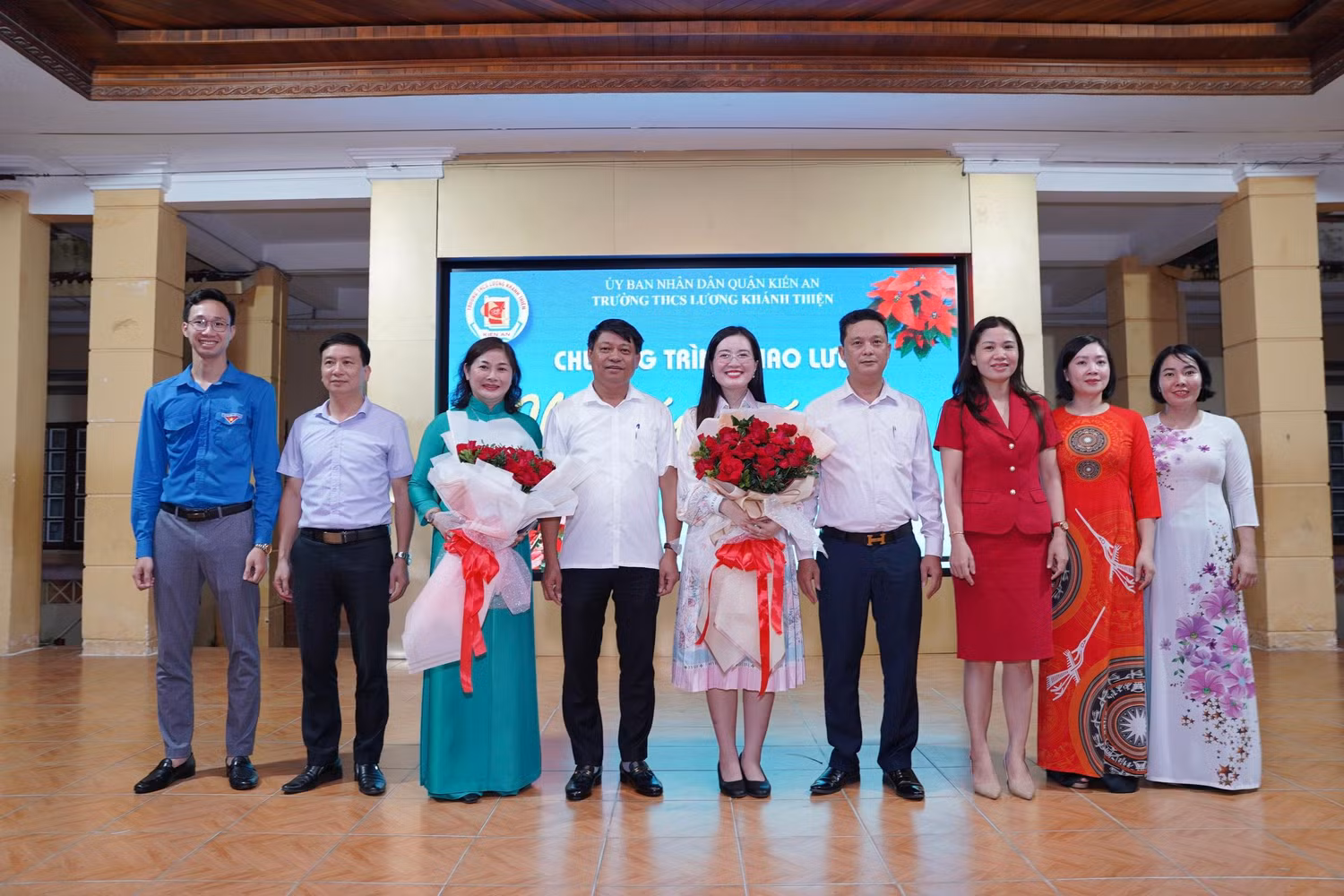 Các đại biểu chụp ảnh lưu niệm với em Nguyễn Thị Thạch Thảo (Ảnh: LT) Các đại biểu chụp ảnh lưu niệm với em Nguyễn Thị Thạch Thảo (Ảnh: LT)