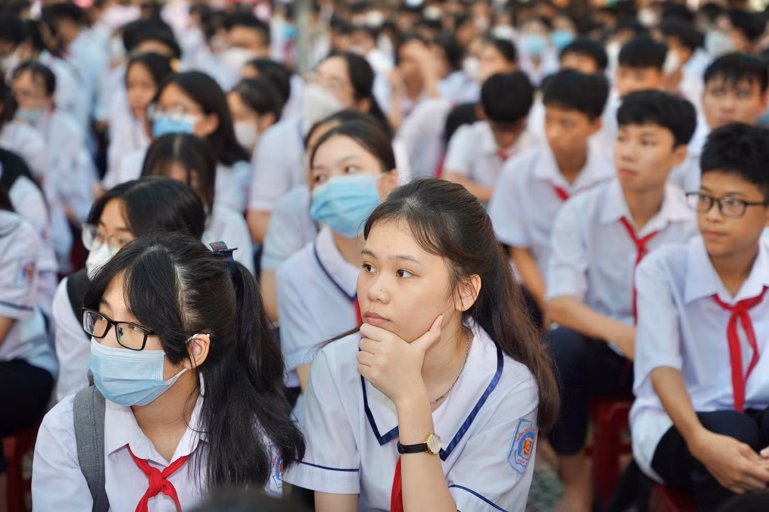 Các em học sinh Trường Trung học cơ sở Lương Khánh Thiện chăm chú lắng nghe những chia sẻ về Luật An toàn giao thông và An ninh mạng (Ảnh: LT)