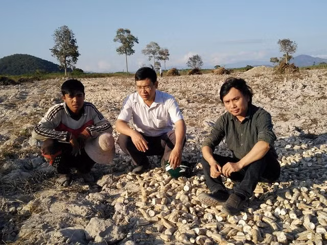 Thầy Ninh Văn Dậu (bên phải) cùng thầy hiệu trưởng lên tận rẫy thuyết phục Gôl trở lại trường. (Ảnh: Báo Vietnamnet)