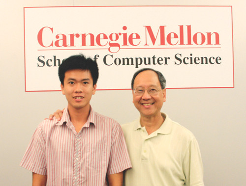 Giáo sư John Vũ (bên phải) và Thạc sĩ Phạm Ngọc Duy - Giảng viên Văn Lang - tại CMU, Pittsburgh, Mỹ, tháng 6/2012. (Ảnh: Đại học Văn Lang)