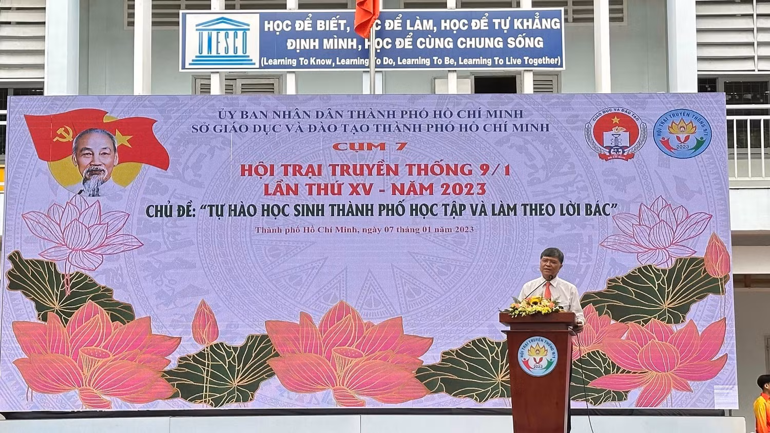 Giám đốc Sở Giáo dục và Đào tạo Thành phố Hồ Chí Minh phát biểu tại lễ khai mạc hội trại (ảnh: HTM)