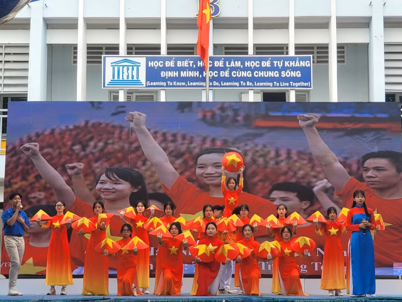 Một tiết mục biểu diễn văn nghệ khai mạc hội trại ở Trường Võ Trường Toản (ảnh: HTM)