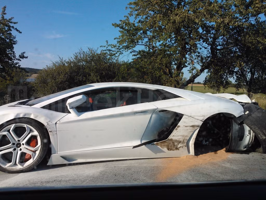 Lamborghini aventador lp700-4 tai nạn mất bánh sau Lamborghini aventador lp700-4 tai nạn mất bánh sau