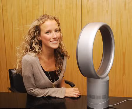 2. Quạt không cánh Dyson Air Multiplier, tên của quạt, là phát minh của James Dyson. Nhà khoa học này từng nổi tiếng nhờ chế tạo máy hút bụi không túi đựng trong thập niên 90. Dyson đã được Nữ hoàng Anh phong tước hiệp sĩ, cho biết ông nảy ra ý tưởng chế tạo quạt không cánh khi nghiên cứu máy làm khô tay từ 4 năm trước. Thiết bị này đẩy không khí qua một khe nhỏ để "quét" nước ra khỏi tay ướt "Tôi nhận thấy máy làm khô tay hút rất nhiều không khí trong môi trường xung quanh, vì thế tôi nghĩ đến việc tận dụng hiệu ứng đó để chế tạo quạt không có trục quay và cánh. Quá trình nghiên cứu diễn ra trong ba năm và sau đó tôi thử nghiệm quạt trong một năm", nhà phát minh 62 tuổi nói