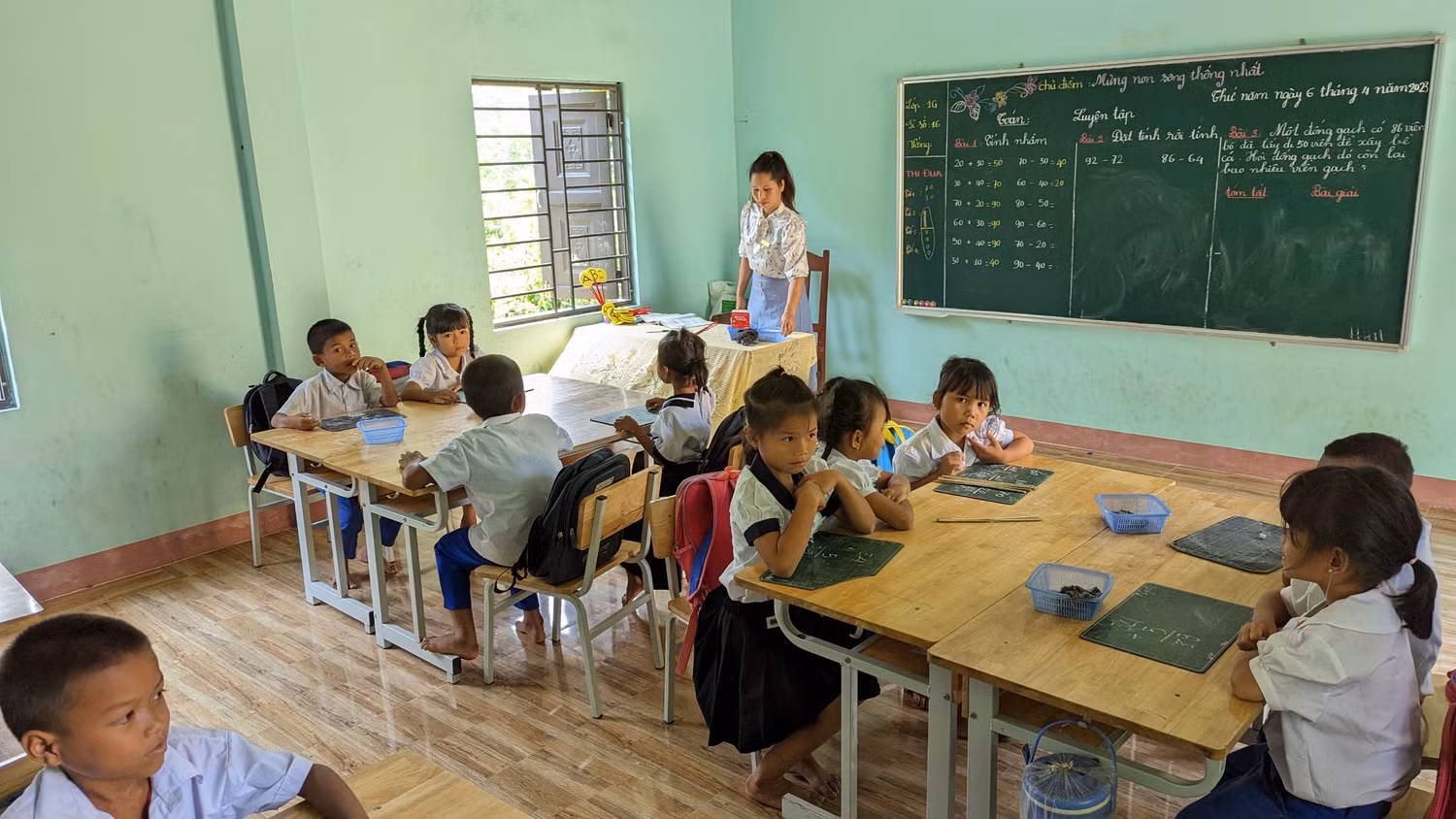Lớp học của cô giáo Hồ Thị Mái - cô nữ sinh đầu tiên của thôn Trỉa thành cô giáo. Ảnh: LC Lớp học của cô giáo Hồ Thị Mái - cô nữ sinh đầu tiên của thôn Trỉa thành cô giáo. Ảnh: LC