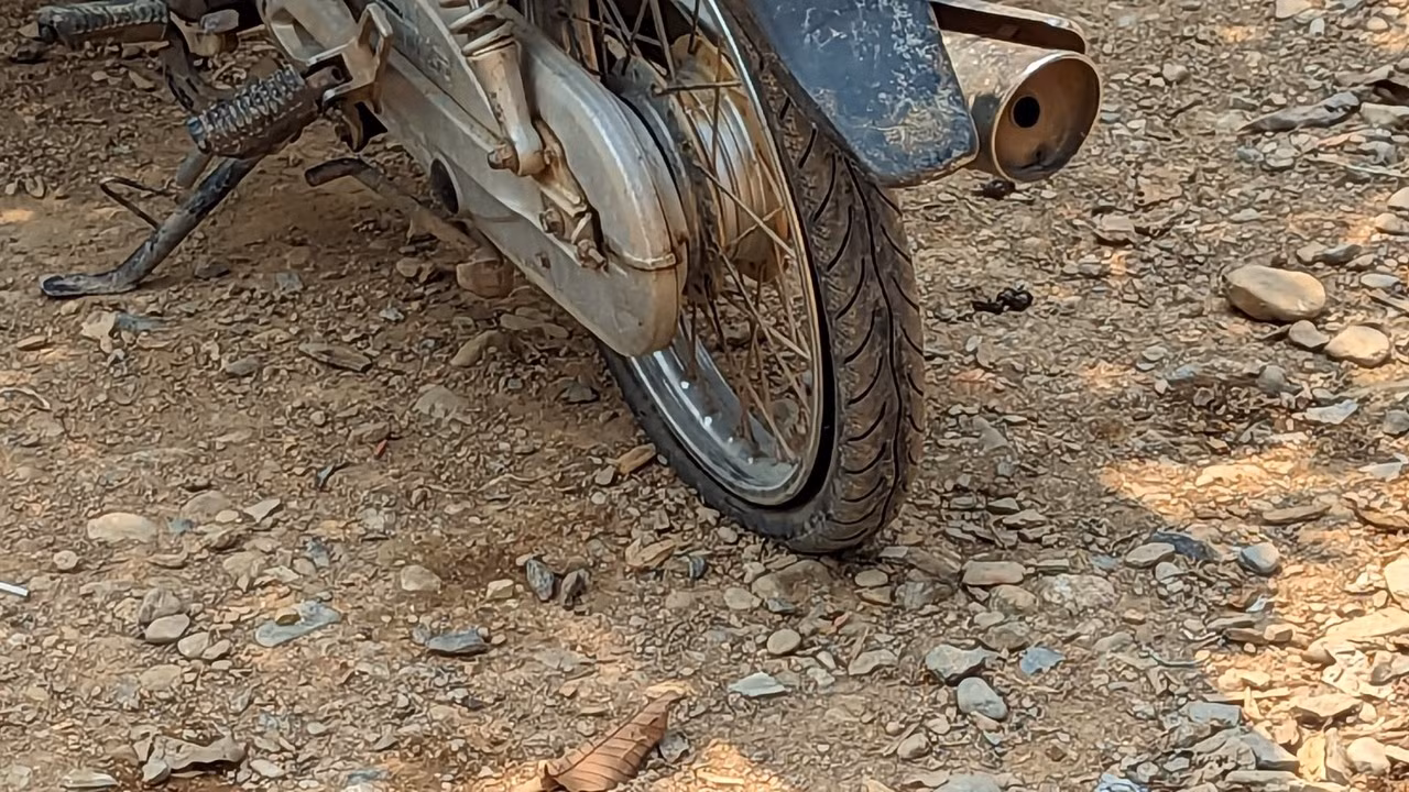 Thủng lốp xe, một trong những "tai nạn" thường thấy của các thầy cô giáo khi đi đến thôn Cát, Trỉa, rất may các thầy cô giáo luôn chuẩn bị phương án khắc phục. Ảnh: LC