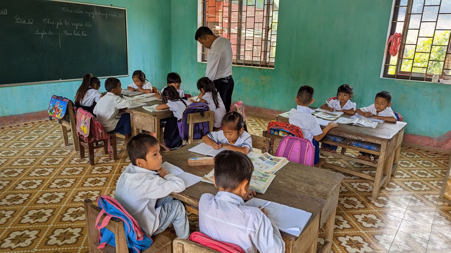 Lớp học của thầy Hồ Xuân Sinh ở thôn Trỉa. Ảnh: LC Lớp học của thầy Hồ Xuân Sinh ở thôn Trỉa. Ảnh: LC