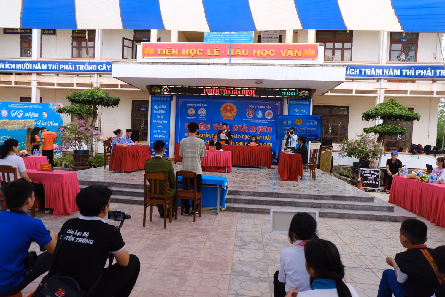 Học sinh của 8 trường học trên địa bàn phía Nam Hướng Hóa được chứng kiến "Phiên tòa giả định" giúp nâng cao nhận thức của các em. Ảnh: LC