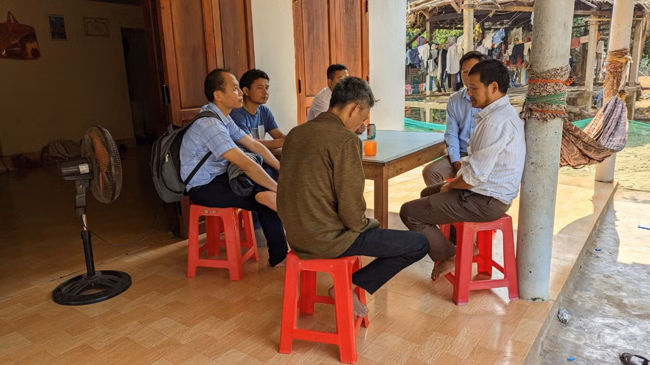 Cuộc trò chuyện với các phụ huynh em Hồ Thị Toàn. May mắn là em Toàn chưa có ai "bỏ của". Ảnh: LC