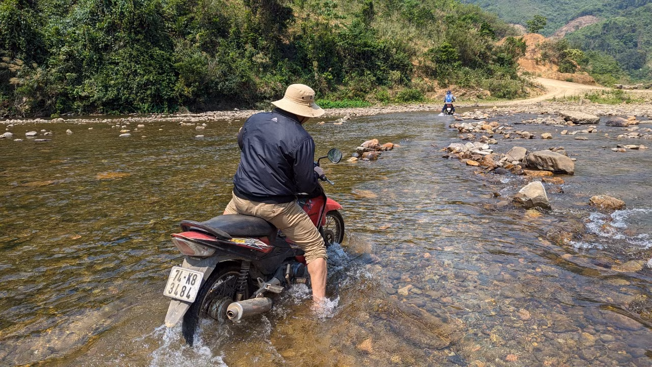 Đường đến trường của các thầy cô giáo vùng cao. Ảnh minh họa: LC Đường đến trường của các thầy cô giáo vùng cao. Ảnh minh họa: LC