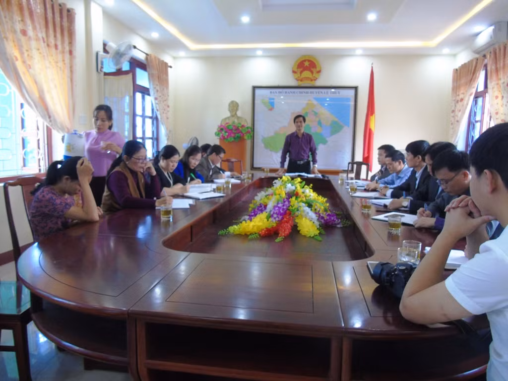 Cơ quan chức năng huyện Lệ Thủy họp xử lý vụ việc cô giáo tát học sinh chấn động sọ não. Ảnh: NP