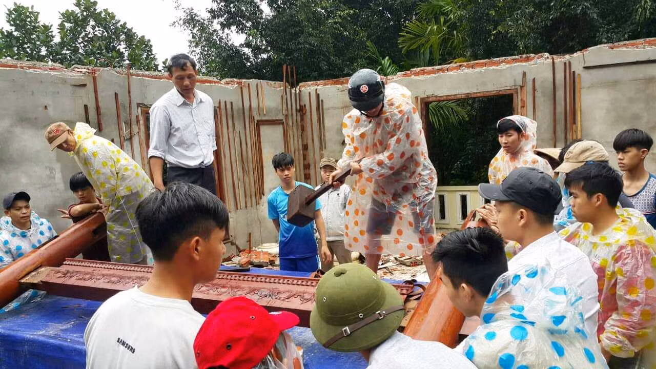 Việc tháo dỡ gặp nhiều khó khăn do thời tiết không thuận lợi.