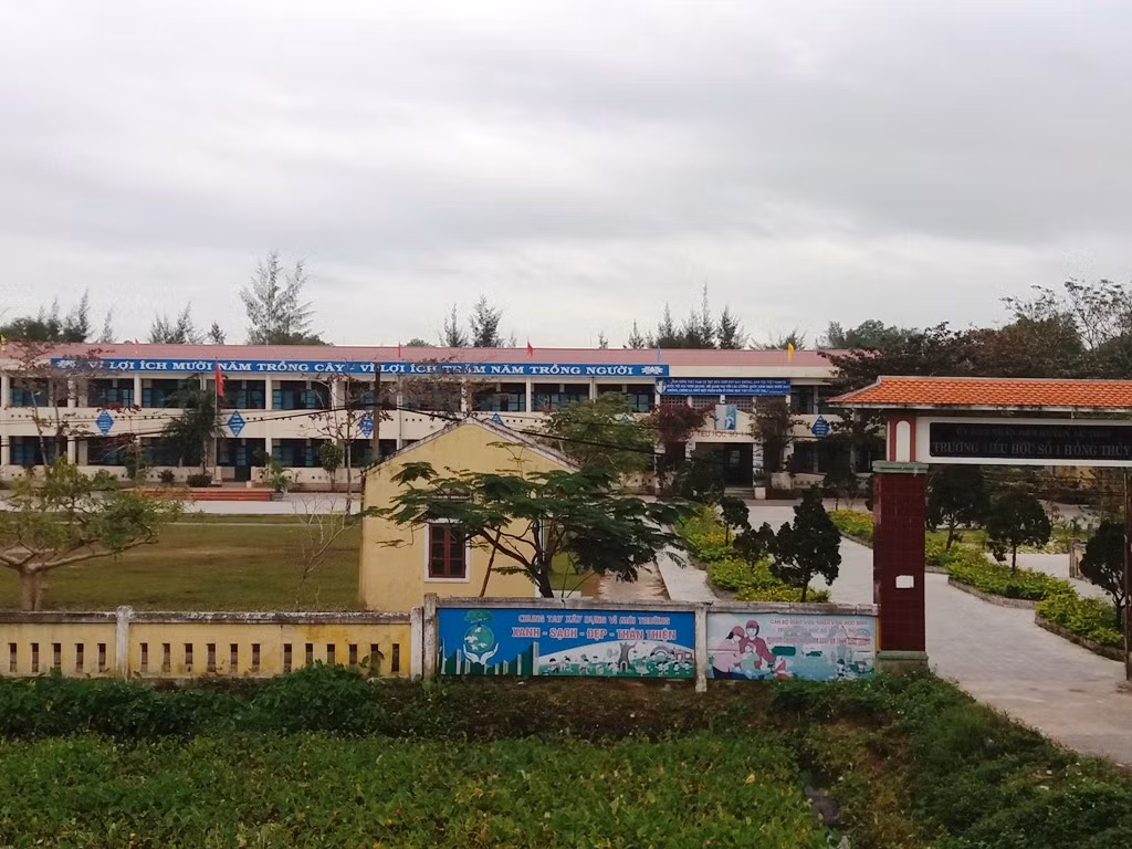 Trường tiểu học số 1 Hồng Thủy, nơi em Hải học tập.