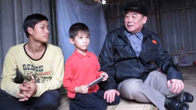 Đại biểu Quốc hội thăm hỏi, động viên con ông Vươn và ông Quý trong căn nhà tạm - Ảnh: THÂN HOÀNG