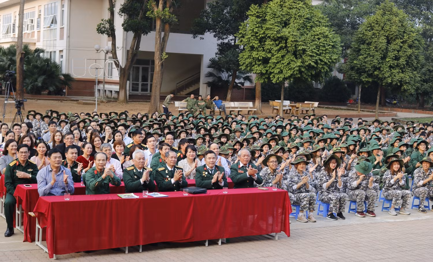 Chương trình có sự tham dự của nhiều khách mời, hàng trăm thầy cô giáo và 1.600 sinh viên.
