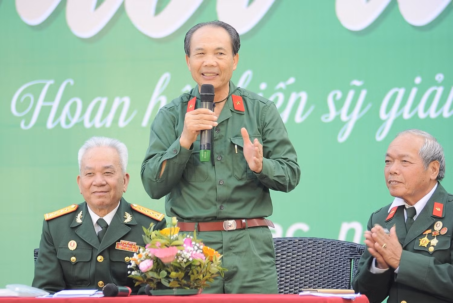 Tiến sĩ Nguyễn Tiến Luận - Chủ tịch Hội đồng Quản trị, Hiệu trưởng Trường Đại học Nguyễn Trãi khích lệ sinh viên nỗ lực học tập, nuôi dưỡng ước mơ, khát vọng thành công.