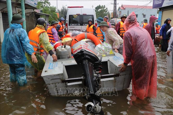 Xuồng, phao cứu sinh rất cần thiết cho việc khắc phục hậu quả mưa lũ. Ảnh minh họa: TTXVN.
