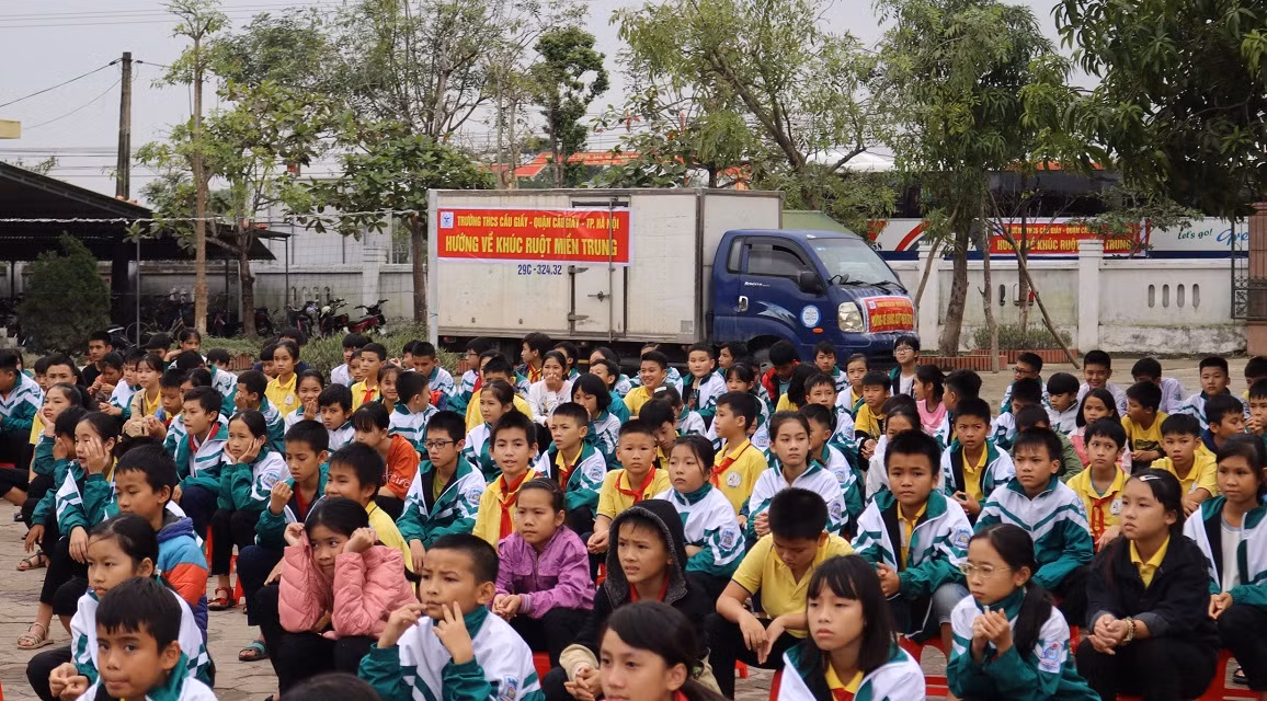 Chương trình quyên góp ủng hộ các bạn miền Trung được toàn bộ giáo viên, phụ huynh và học sinh ủng hộ. Chương trình quyên góp ủng hộ các bạn miền Trung được toàn bộ giáo viên, phụ huynh và học sinh ủng hộ.