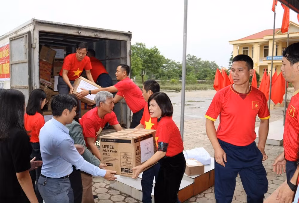Các thầy cô Trường Trung học cơ sở Cầu Giấy chuyển những thùng đồ từ thiện tới thầy trò Trường Trung học cơ sở Hàm Nghi. Các thầy cô Trường Trung học cơ sở Cầu Giấy chuyển những thùng đồ từ thiện tới thầy trò Trường Trung học cơ sở Hàm Nghi.
