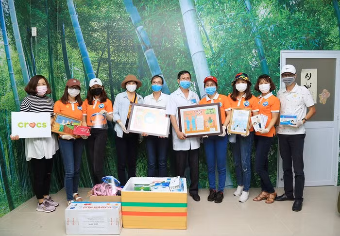 Đại diện Bệnh viện Bệnh Nhiệt đới Thành phố Hồ Chí Minh nhận quà từ tập thể trường Nguyễn An Ninh trao tặng.