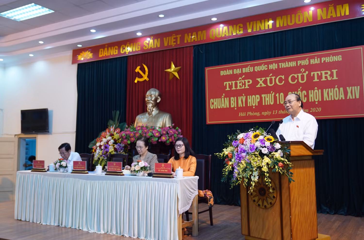 Thủ tướng tiếp xúc cử tri tại Hải Phòng. Ảnh: vgp. Thủ tướng tiếp xúc cử tri tại Hải Phòng. Ảnh: vgp.
