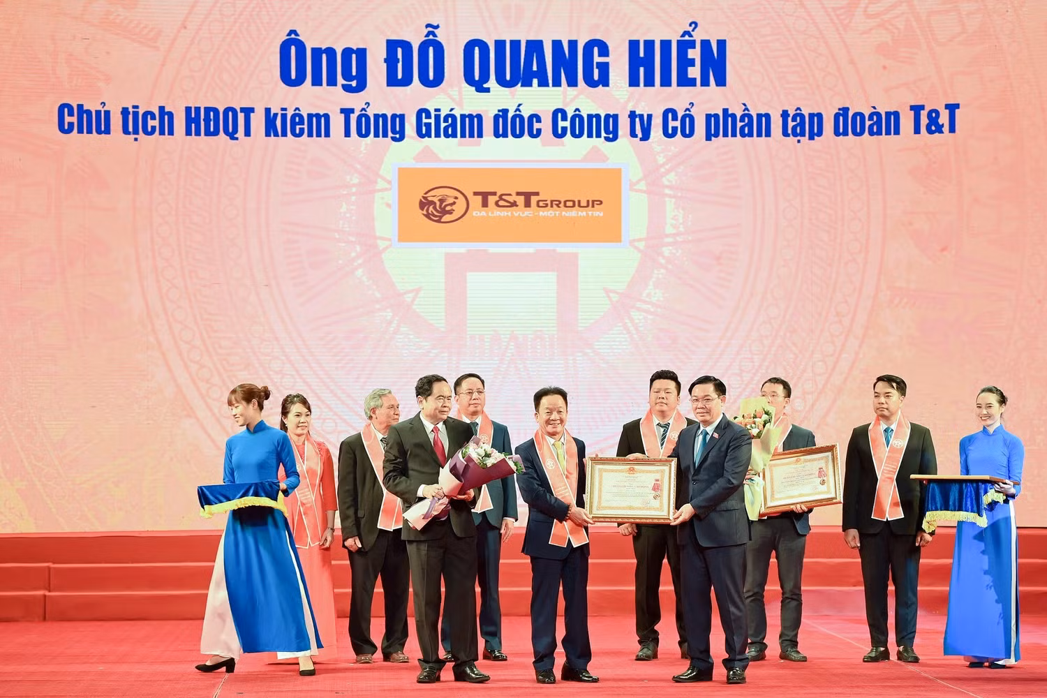 Doanh nhân Đỗ Quang Hiển luôn dành sự quan tâm tới những hoàn cảnh khó khăn, quan tâm đồng bào miền Trung đang hứng chịu bão lũ. Doanh nhân Đỗ Quang Hiển luôn dành sự quan tâm tới những hoàn cảnh khó khăn, quan tâm đồng bào miền Trung đang hứng chịu bão lũ.