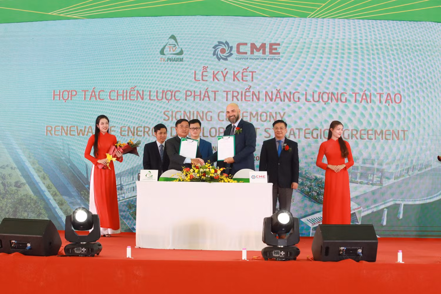 Đại diện Quỹ VOI và TV.Pharm ký kết hỗ trợ phát triển thị trường vốn và nhà đầu tư chiến lược.