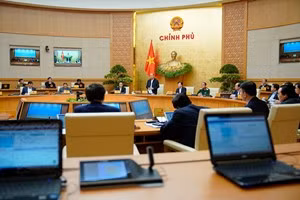 Thủ tướng Nguyễn Xuân Phúc ghi nhận nỗ lực của các bộ ngành, địa phương và khích lệ tinh thần nỗ lực vươn lên trong khó khăn. Ảnh: VGP.