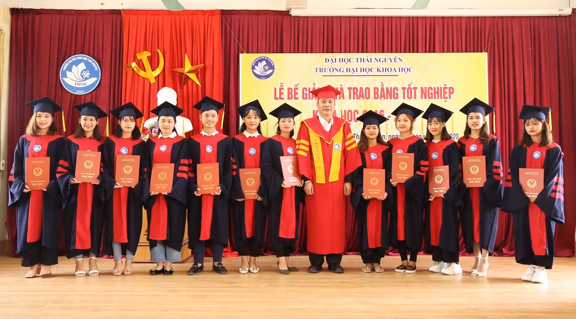 Trường Đại học Khoa học trao bằng tốt nghiệp cho tân sinh viên. ảnh: TL.