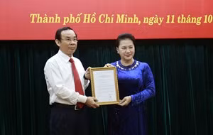Uỷ viên Bộ Chính trị, Chủ tịch Quốc hội Nguyễn Thị Kim Ngân thay mặt Bộ chính trị trao quyết định cho đồng chí Nguyễn Văn Nên. Ảnh: vgp.