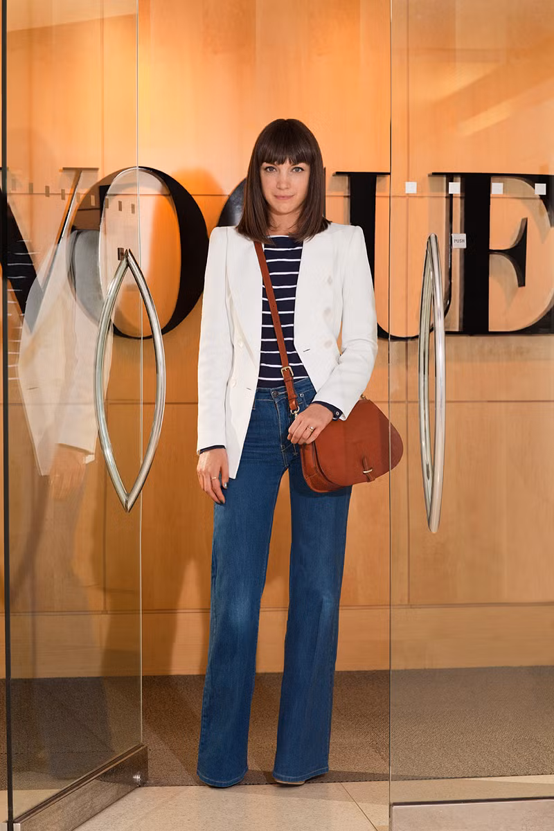 Ngày thứ hai, cô lựa chọn trang phục đơn giản hơn áo thun, quần jeans và áo vest trắng trẻ trung, năng động