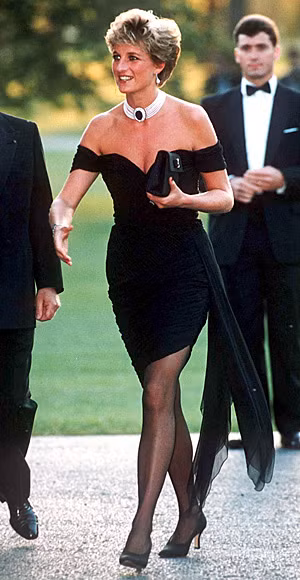 Công nương Diana trong chiếc váy minidress của nhãn hiệu Christina Stambolian. Ngay ngày hôm sau, tất cả các trang nhất của báo chí nước Anh đều đồng loạt đưa tin và bình chọn cho nét duyên dáng và tự tin ở tuổi 32 này của Công nương.