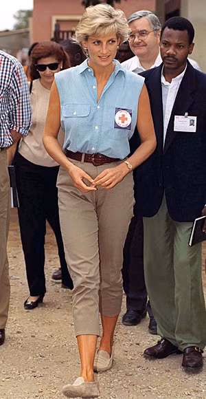 Tới thăm bệnh nhân tại bệnh viện Angola năm 1997.