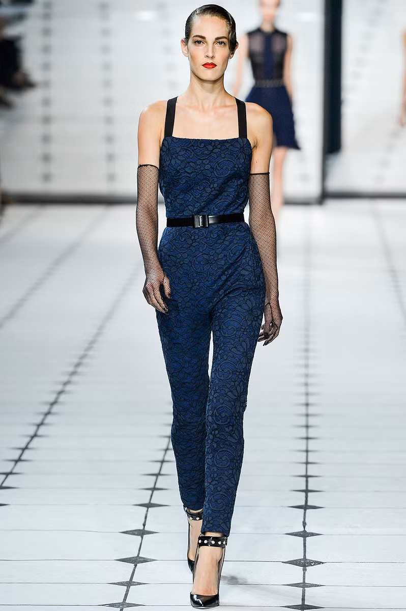 Bộ jump-suit mang màu xanh thăm thẳm của đáy đại dương của Jason Wu đem đến cho người mặc cả vẻ trẻ trung của một thiếu nữ lẫn nét sang trọng của một quý bà.