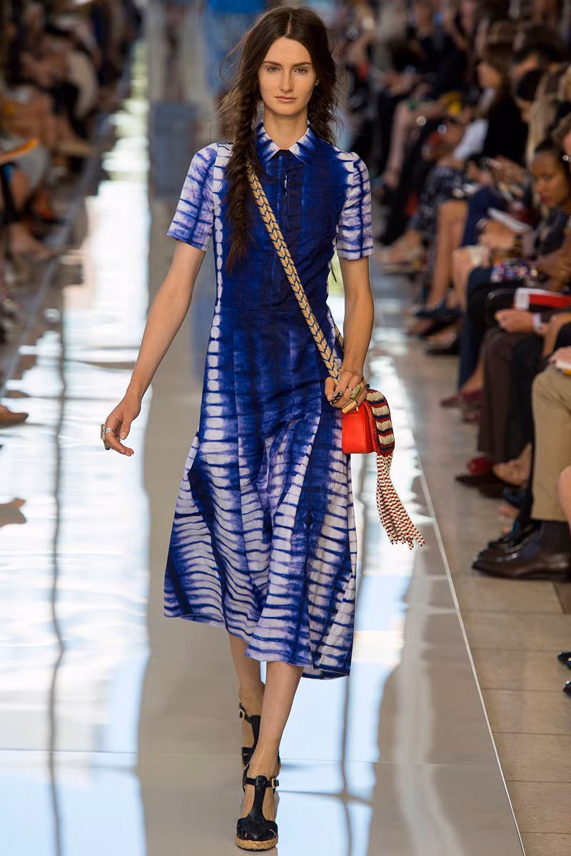 Cũng lấy cảm hứng từ mặt biển xanh biếc, Tory Burch đã giới thiệu đến người xem những thiết kế mềm mại và phù hợp để đi dạo hàng ngày hơn.