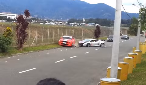 Cảnh "bò" Lamborghini Gallardo "húc" vào Ford Mustang GT500. Cảnh "bò" Lamborghini Gallardo "húc" vào Ford Mustang GT500.