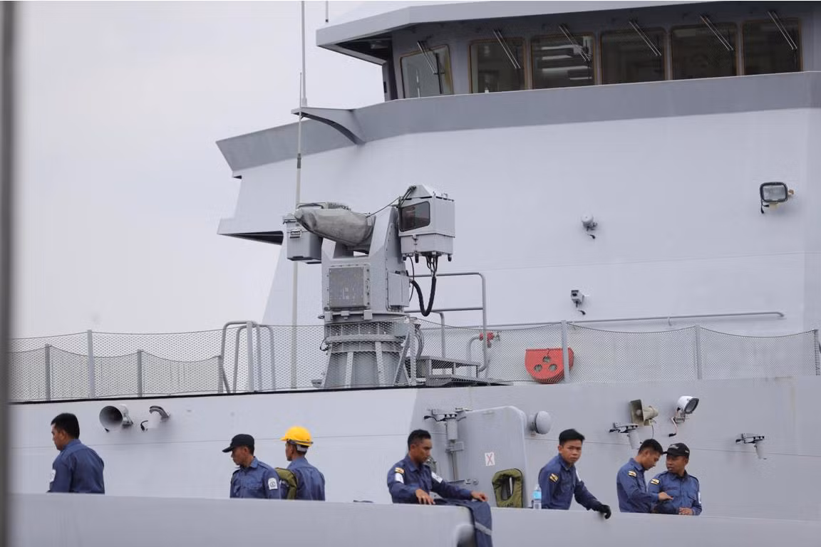 Do là tàu tuần tra nên hệ thống vũ khí trên tàu khá đơn giản, chỉ bao gồm một súng máy 27mm MLG 27.