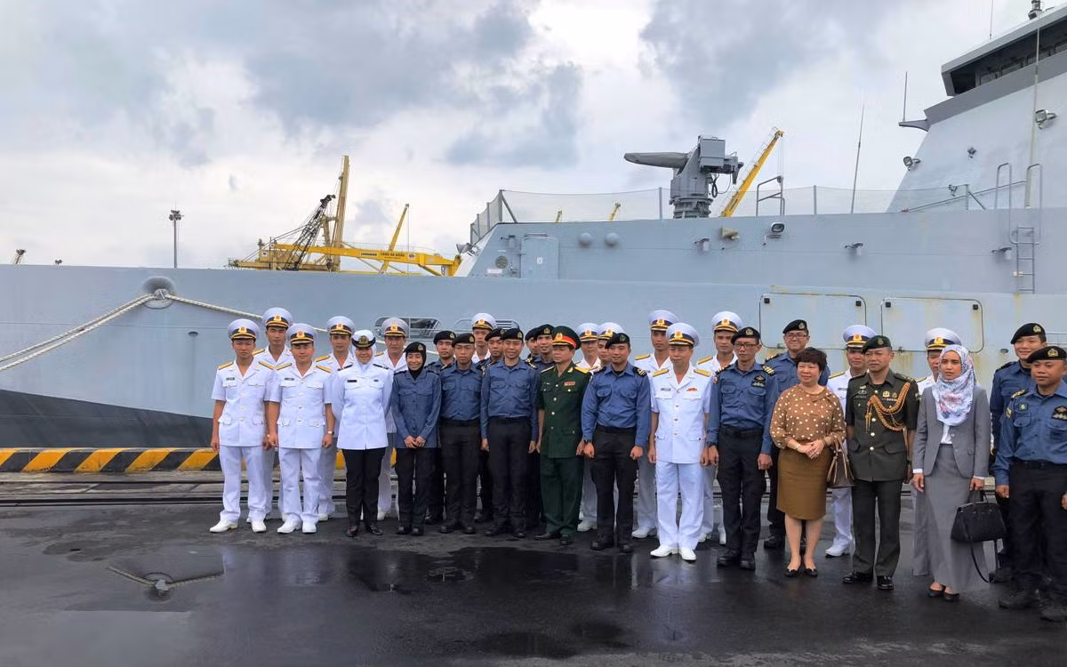 Đại diện các cơ quan Việt Nam chụp ảnh lưu niệm với thủy thủ tàu hải quân Brunei.