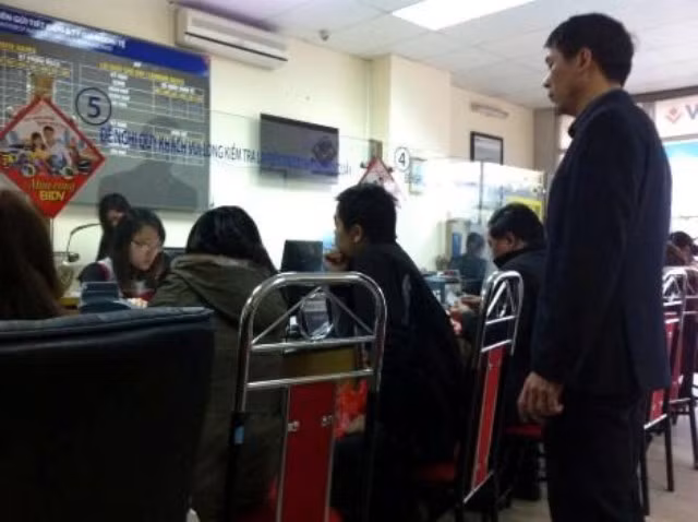 Không những ở các cây ATM, tại các ngân hàng cảnh người xếp hàng dài chờ đến lượt rút tiền với nhiều thủ tục khiến nhiều người mệt mỏi.