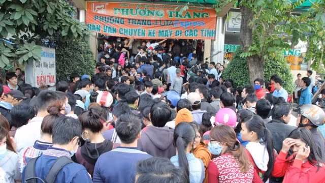 Càng về sáng lượng người chen chúc trước phòng vé Hãng xe Phương Trang với mong muốn mua được vé xe ngày càng đông hơn (ảnh Tuổi Trẻ). Càng về sáng lượng người chen chúc trước phòng vé Hãng xe Phương Trang với mong muốn mua được vé xe ngày càng đông hơn (ảnh Tuổi Trẻ).