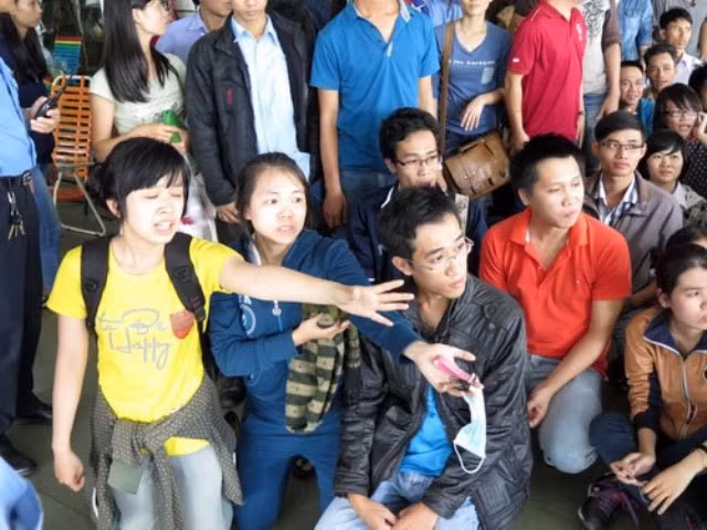 Phiếu đã phát gần hết nhưng chưa tới lượt mình, số khách còn lại lo lắng kêu gào nhà xe (ảnh Thanh Niên). Phiếu đã phát gần hết nhưng chưa tới lượt mình, số khách còn lại lo lắng kêu gào nhà xe (ảnh Thanh Niên).